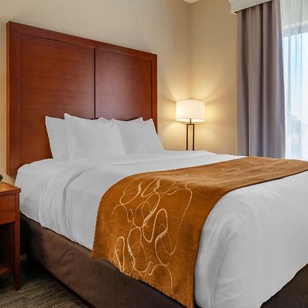 Comfort Suites Oshkosh Bagian luar foto