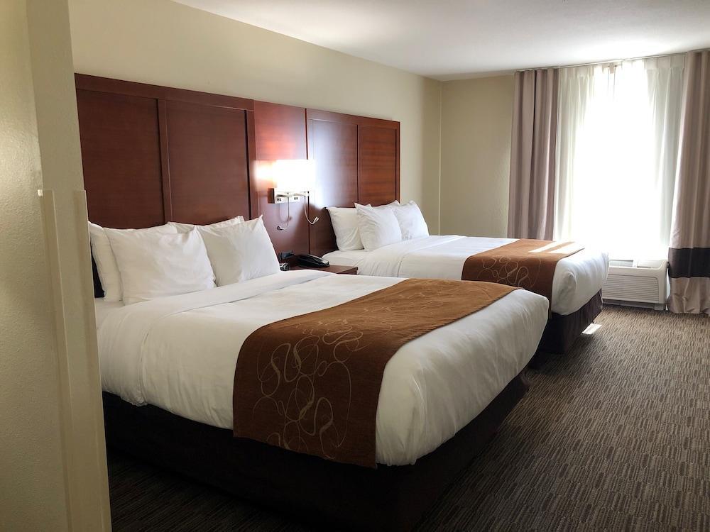 Comfort Suites Oshkosh Bagian luar foto