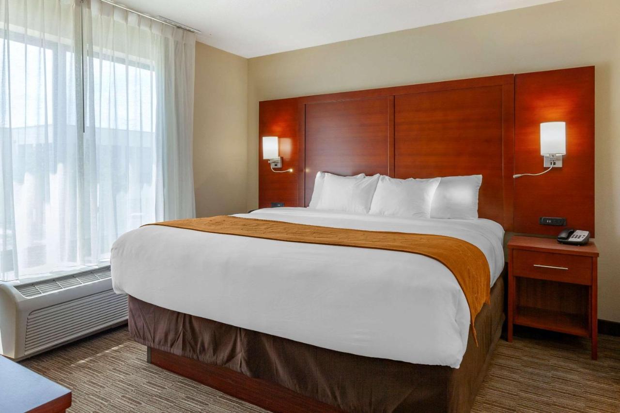Comfort Suites Oshkosh Bagian luar foto