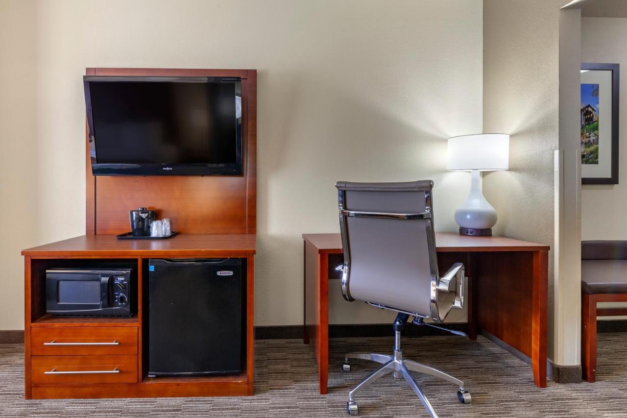 Comfort Suites Oshkosh Bagian luar foto