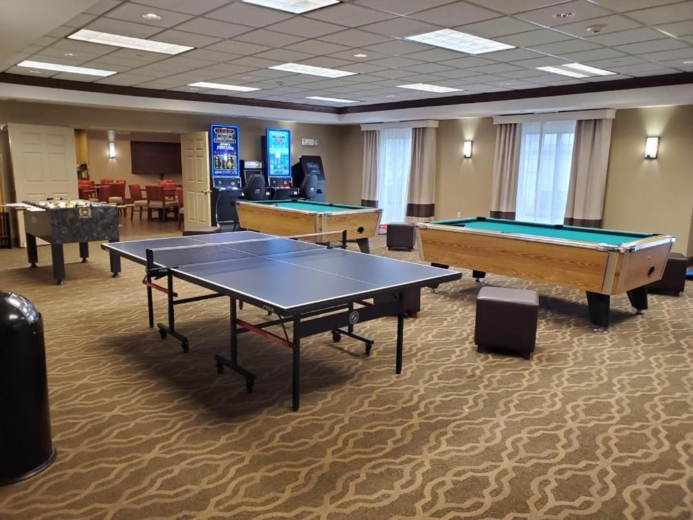 Comfort Suites Oshkosh Bagian luar foto