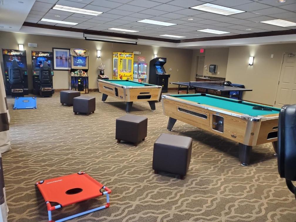 Comfort Suites Oshkosh Bagian luar foto