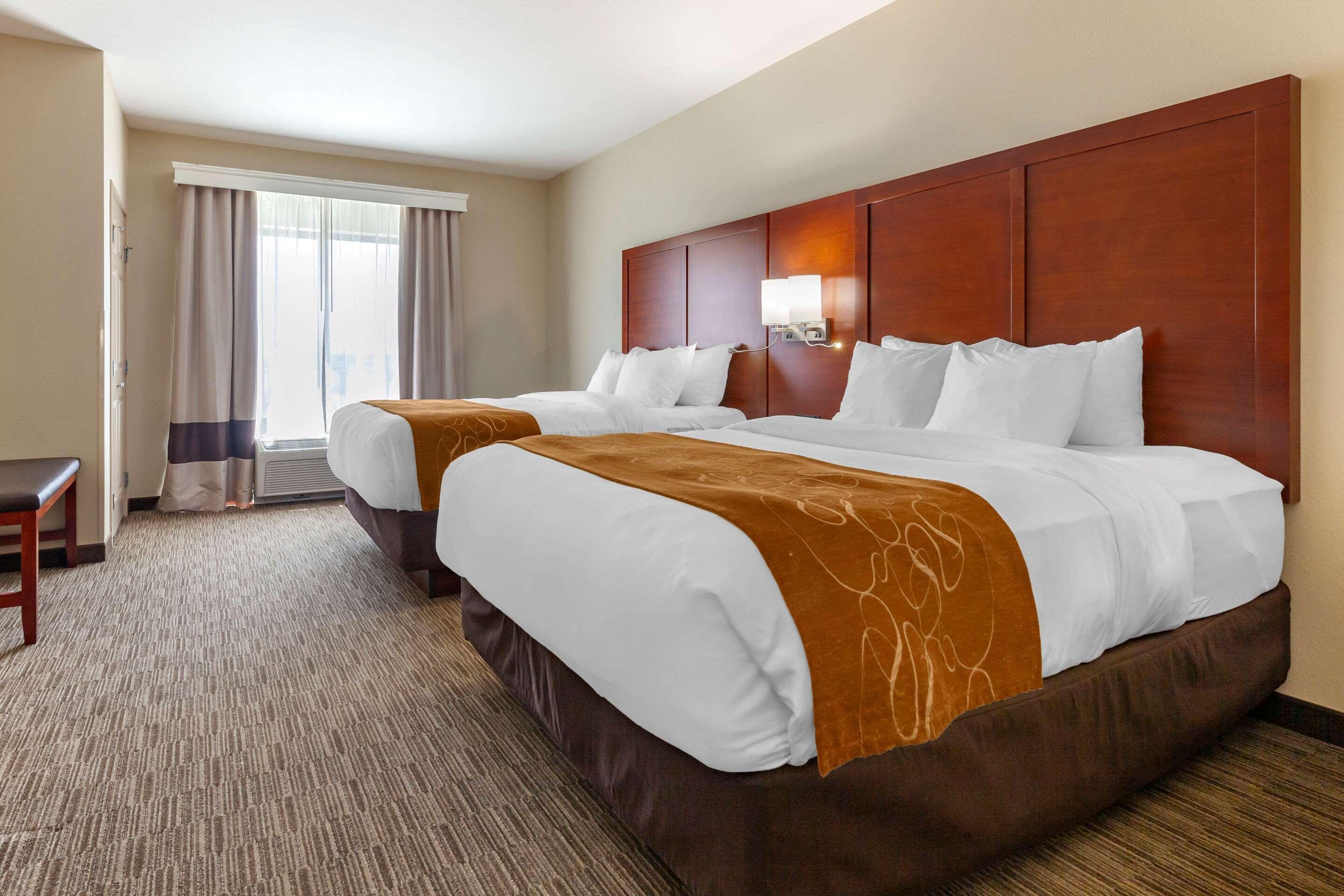 Comfort Suites Oshkosh Bagian luar foto