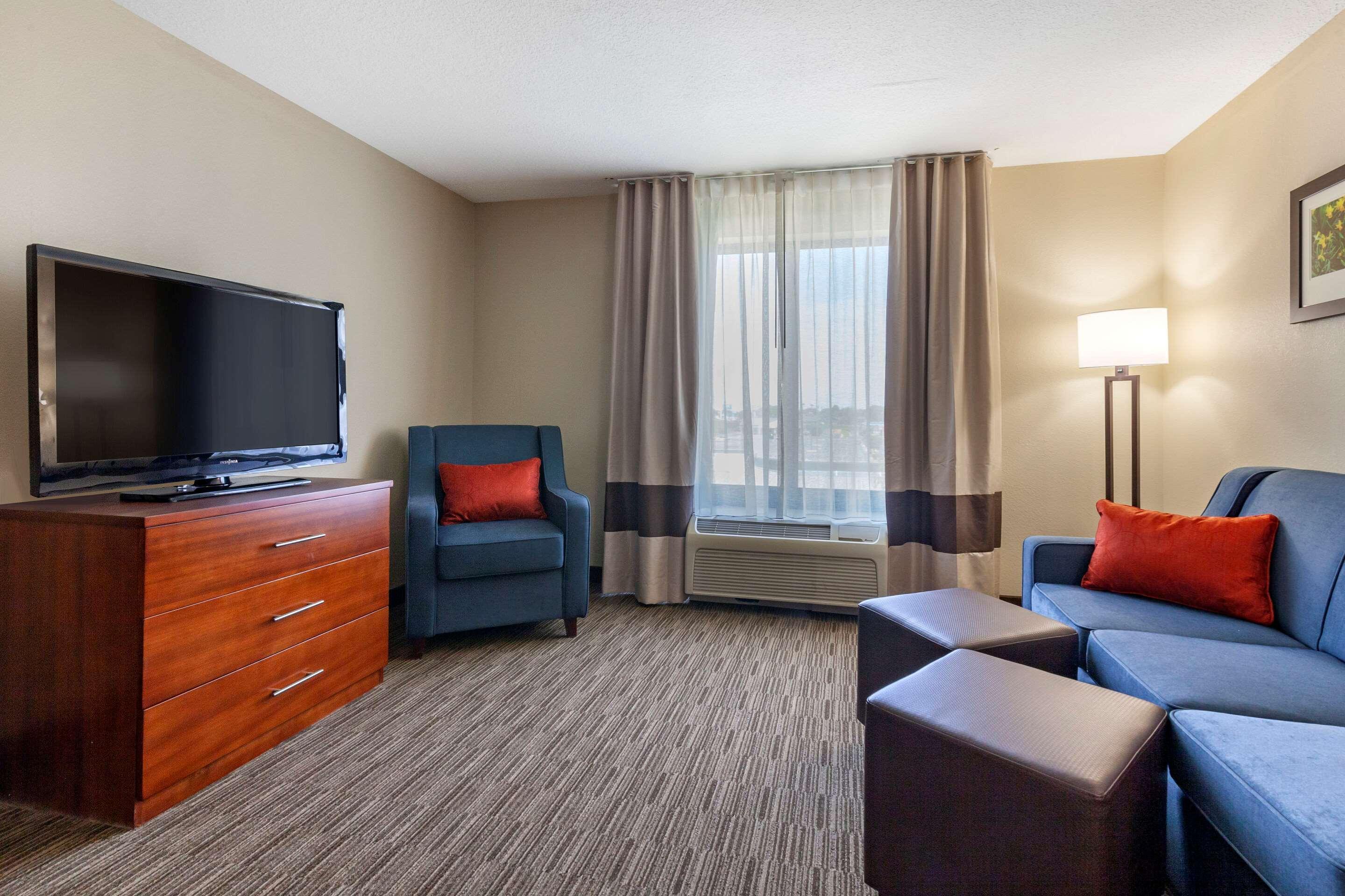 Comfort Suites Oshkosh Bagian luar foto