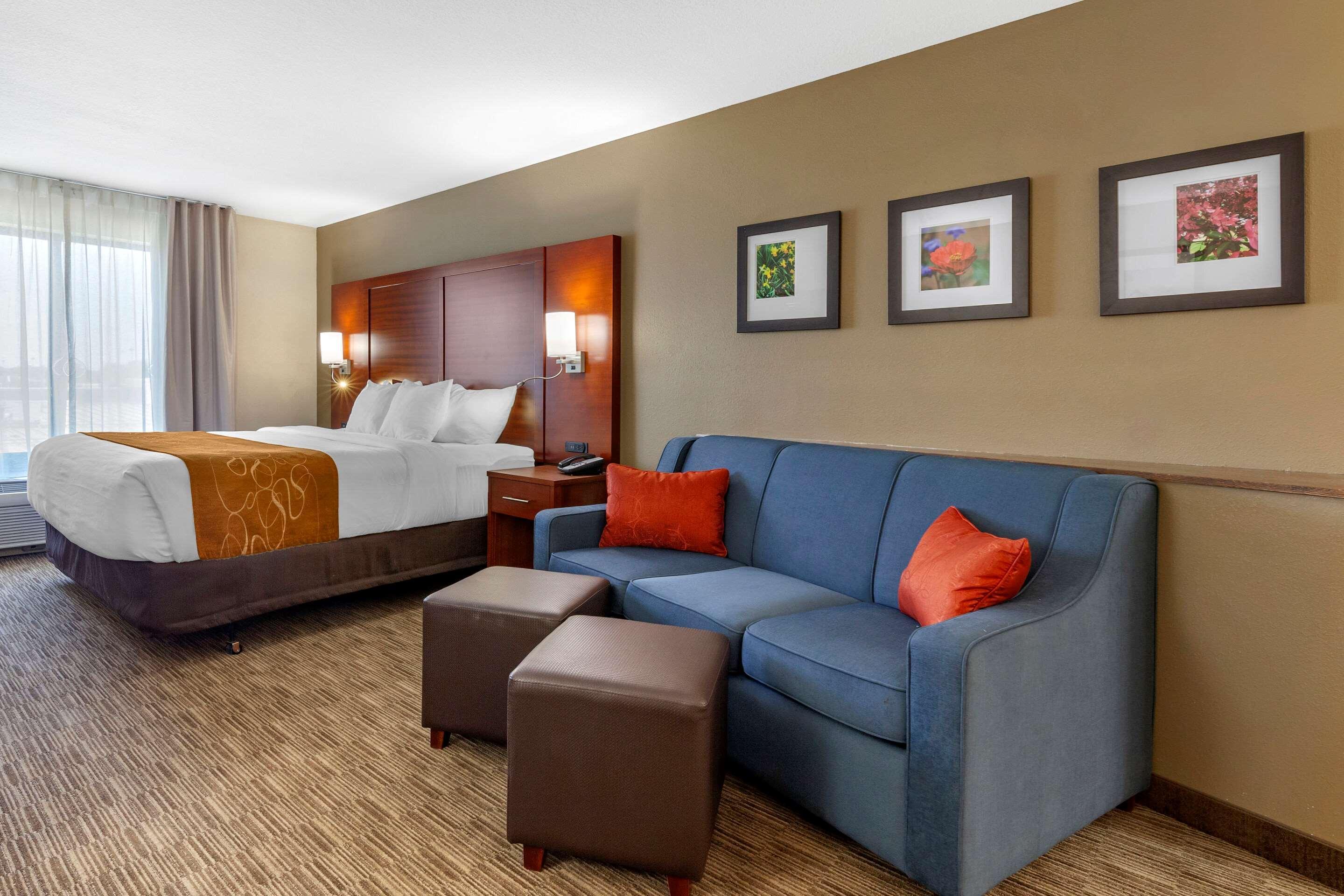 Comfort Suites Oshkosh Bagian luar foto