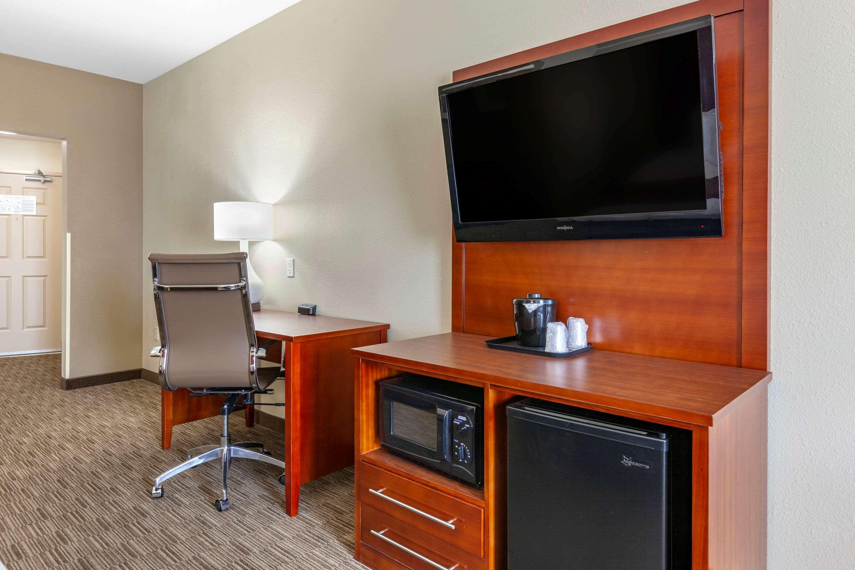 Comfort Suites Oshkosh Bagian luar foto