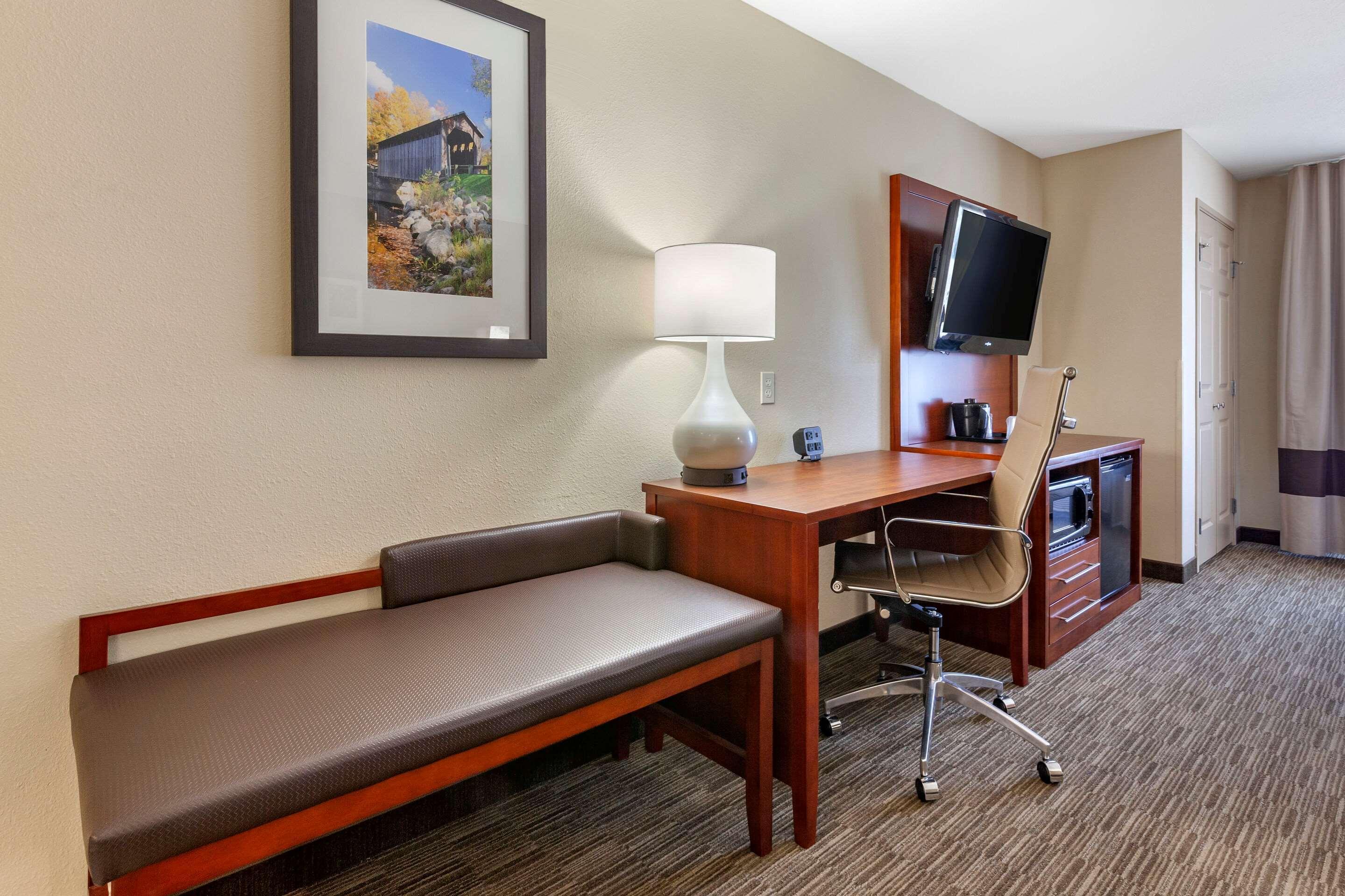 Comfort Suites Oshkosh Bagian luar foto