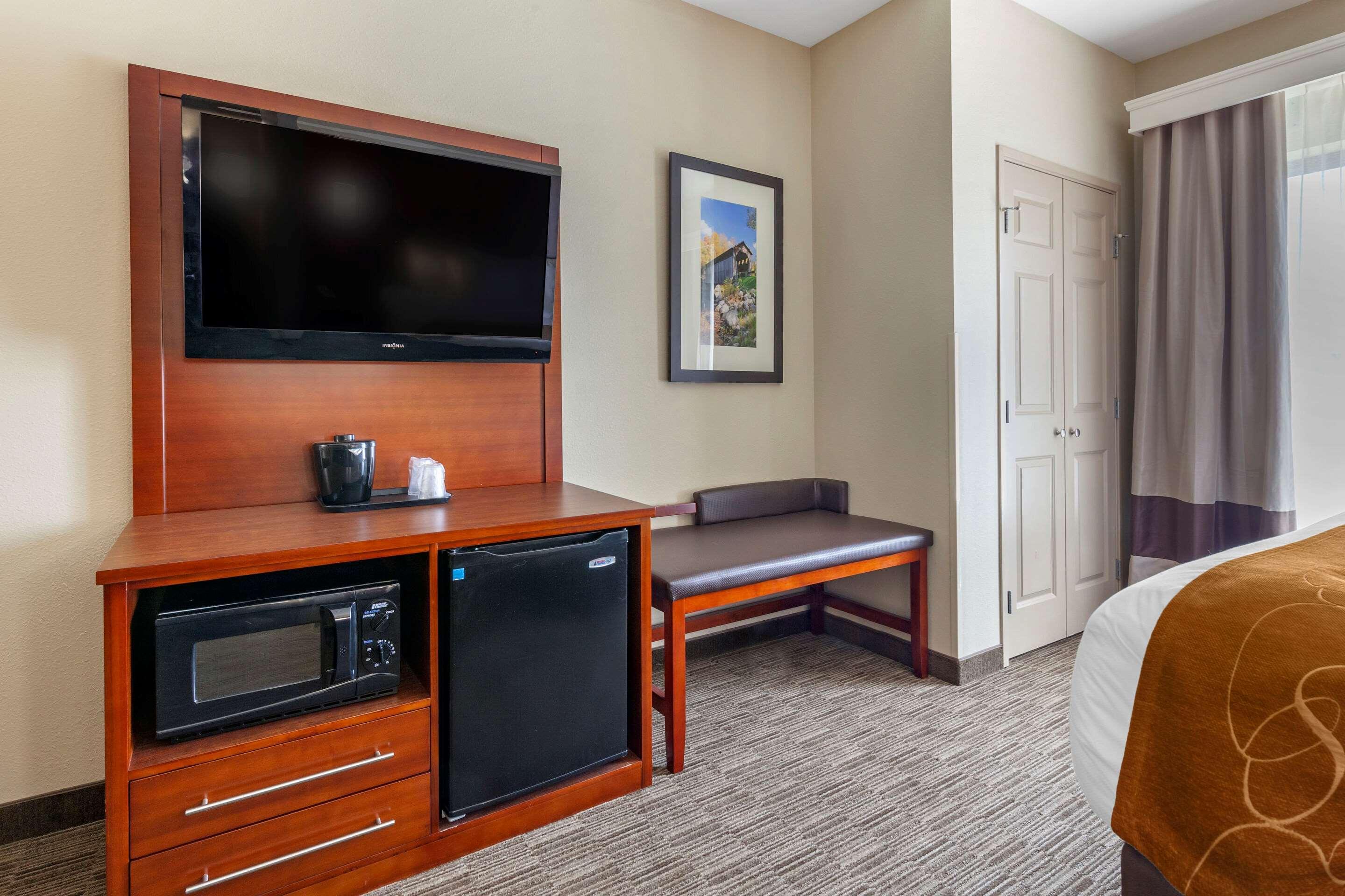 Comfort Suites Oshkosh Bagian luar foto