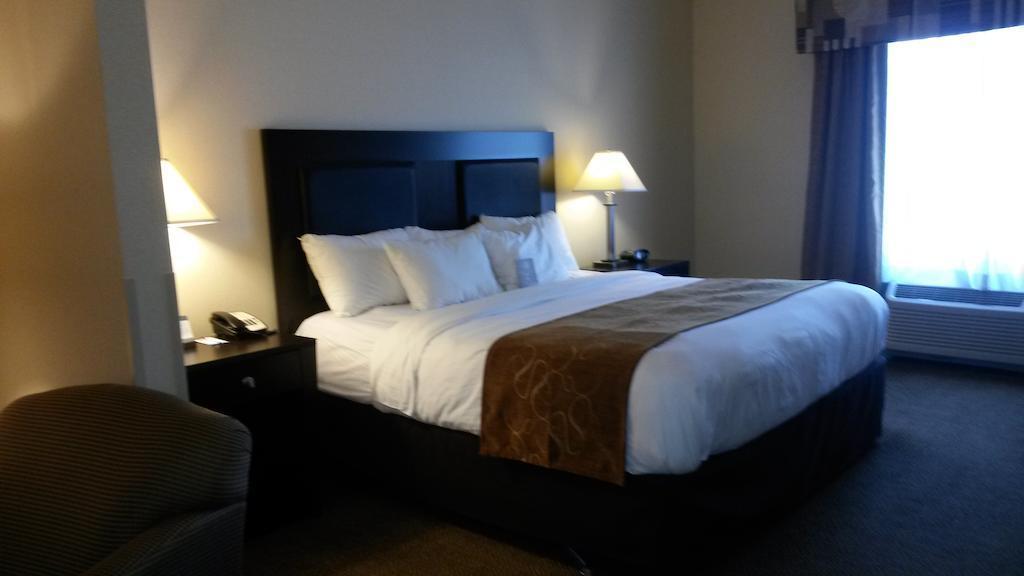 Comfort Suites Oshkosh Bagian luar foto
