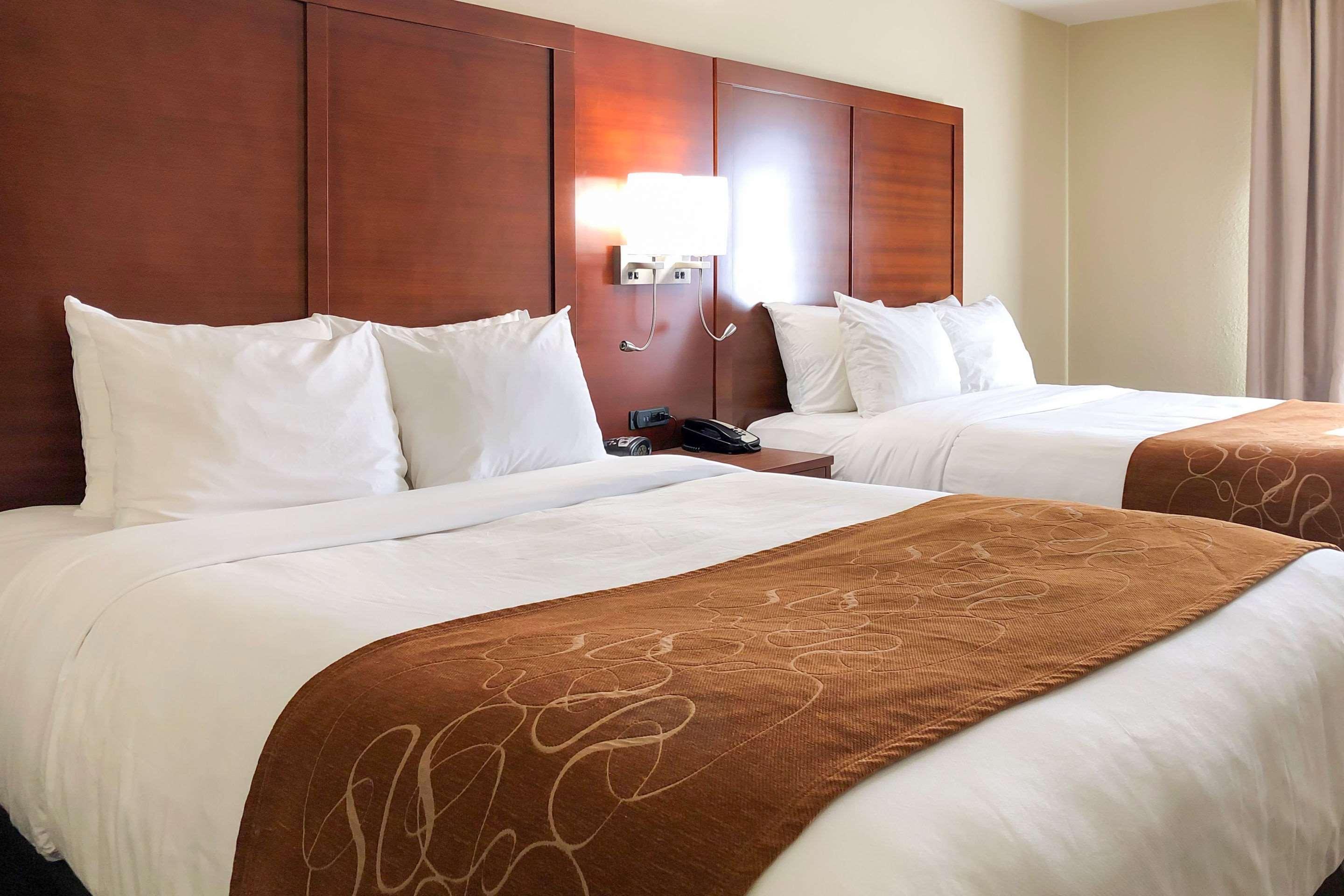 Comfort Suites Oshkosh Bagian luar foto