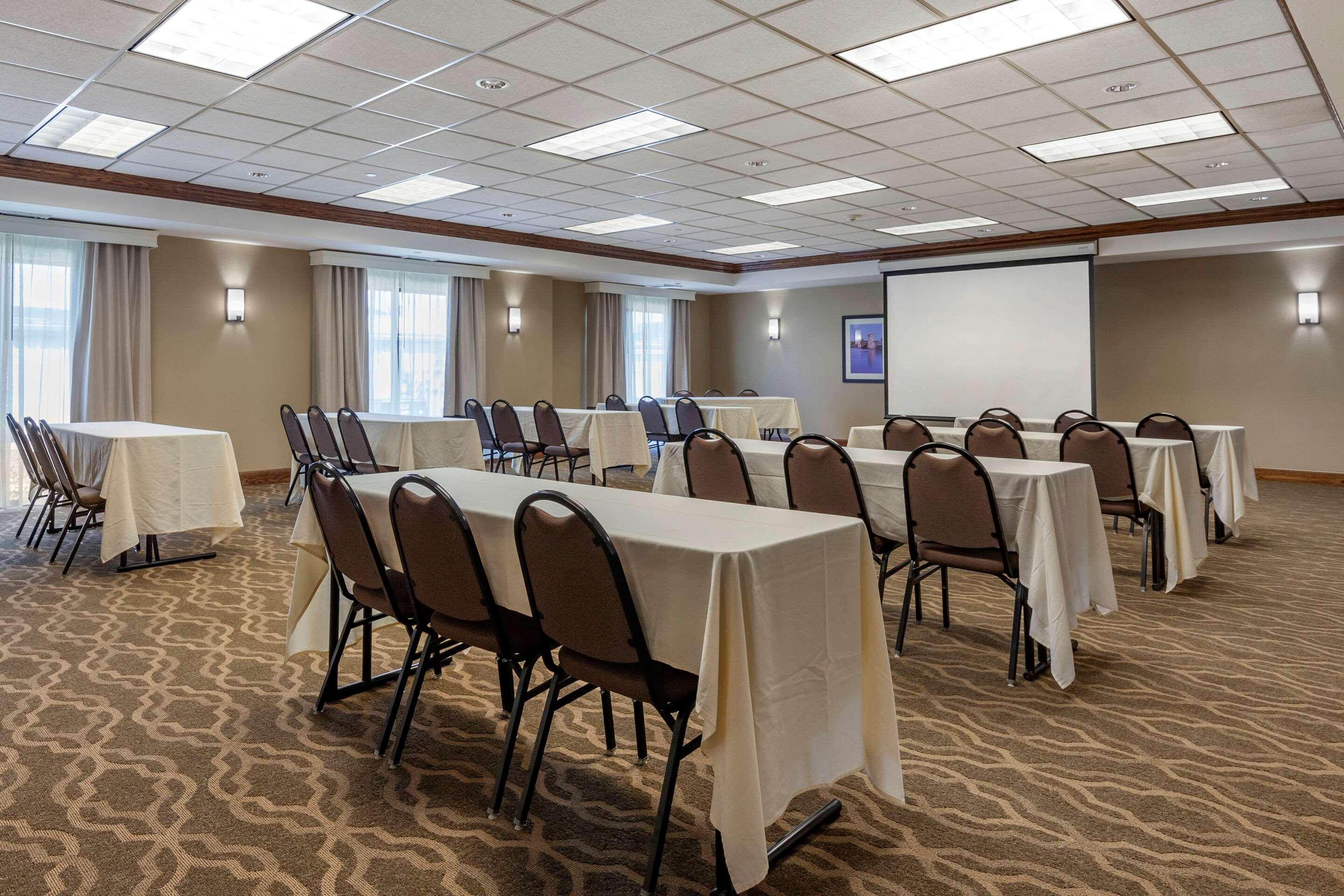 Comfort Suites Oshkosh Bagian luar foto