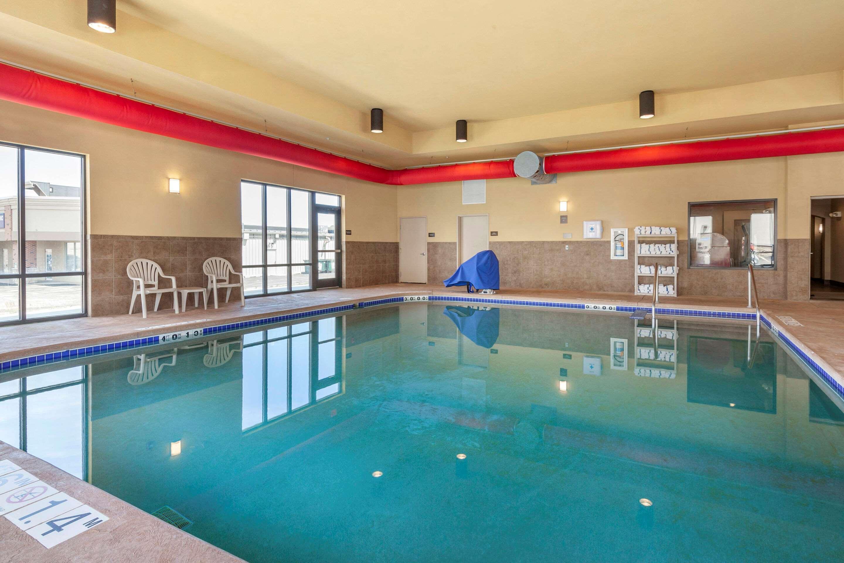 Comfort Suites Oshkosh Bagian luar foto
