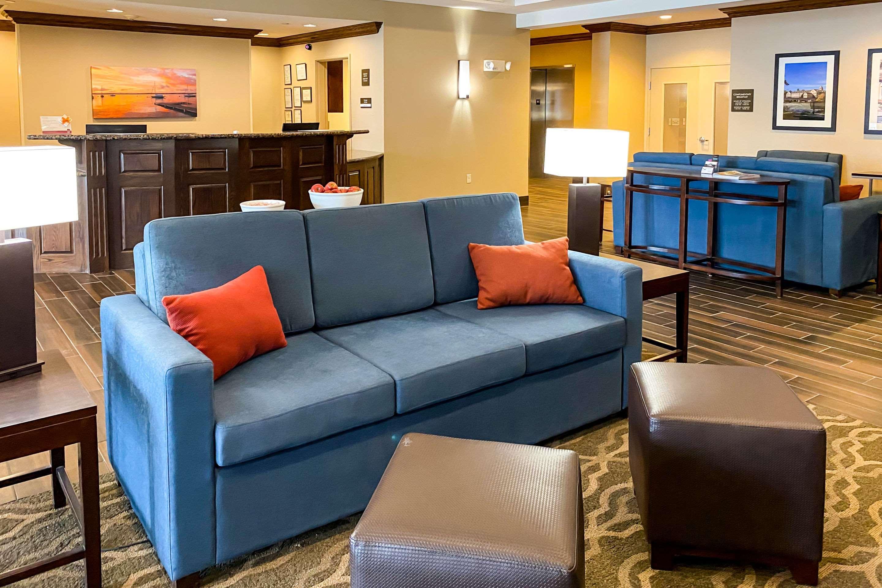 Comfort Suites Oshkosh Bagian luar foto