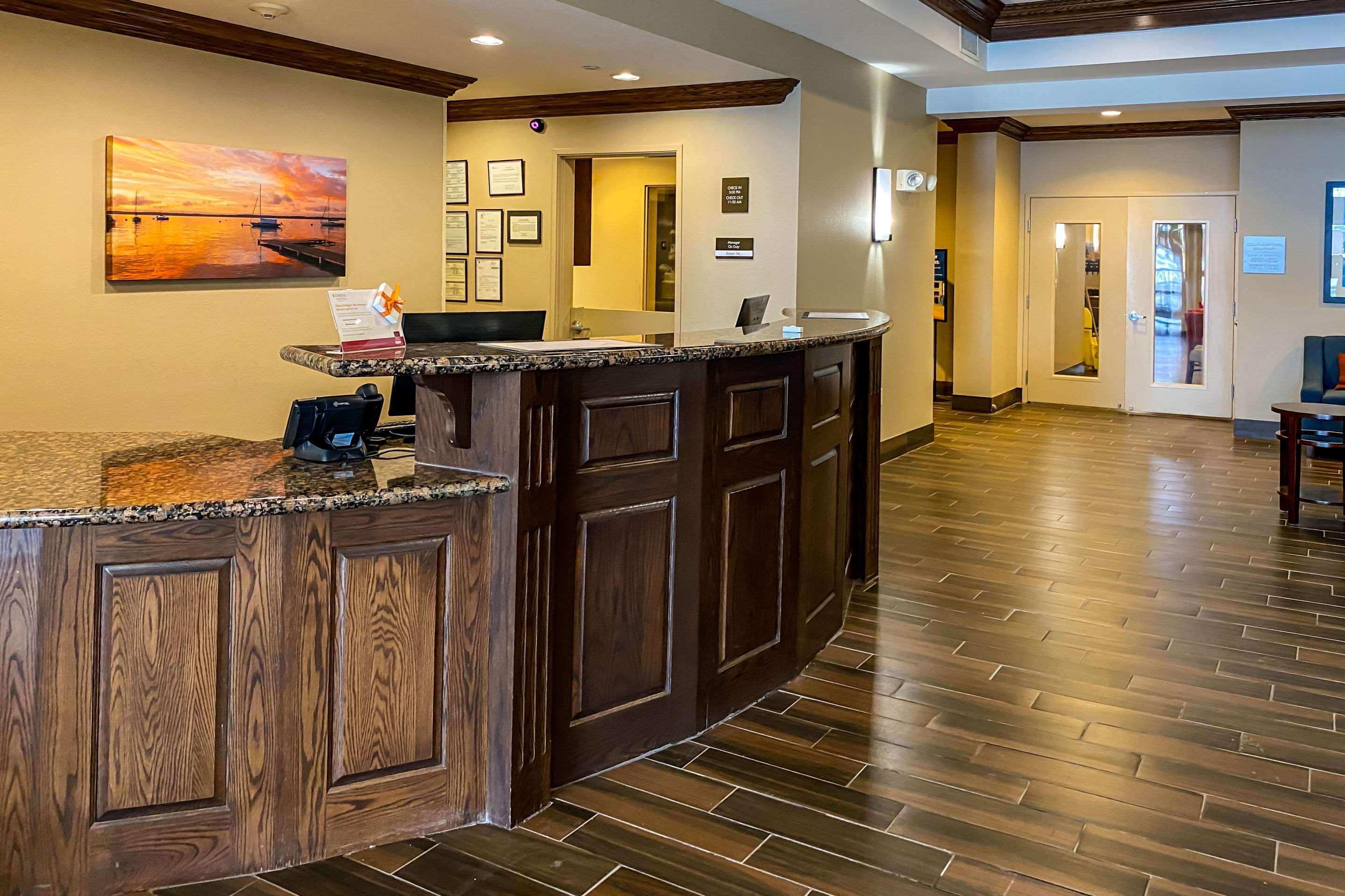 Comfort Suites Oshkosh Bagian luar foto