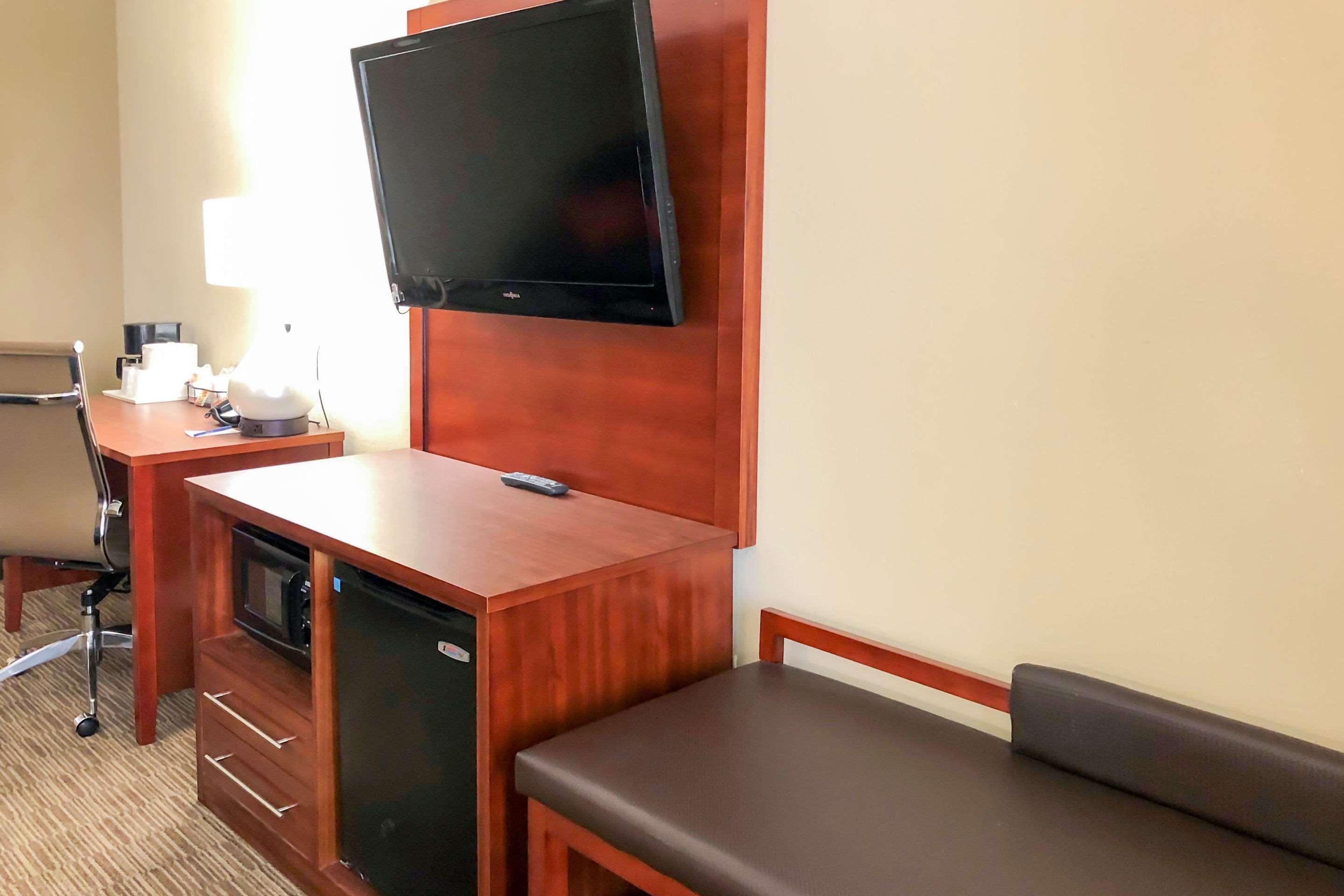 Comfort Suites Oshkosh Bagian luar foto