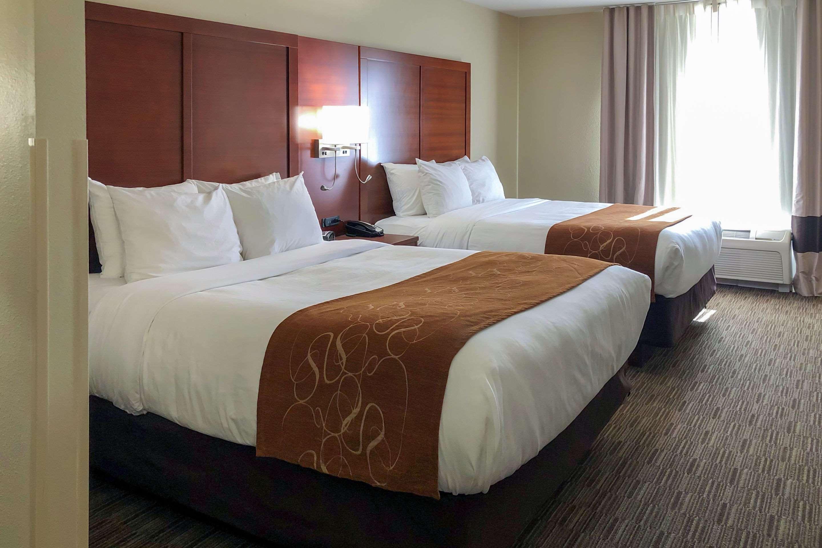 Comfort Suites Oshkosh Bagian luar foto