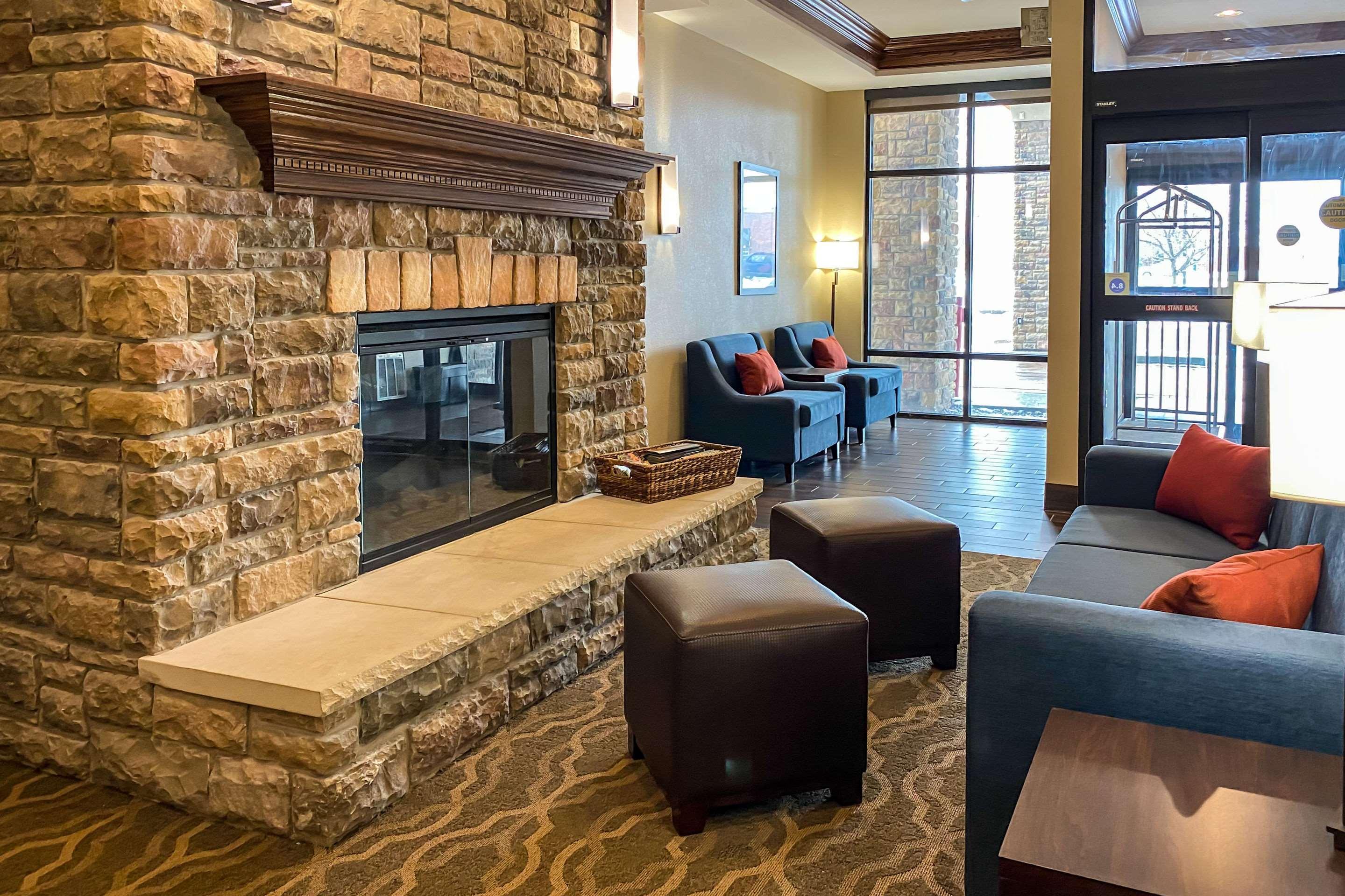 Comfort Suites Oshkosh Bagian luar foto