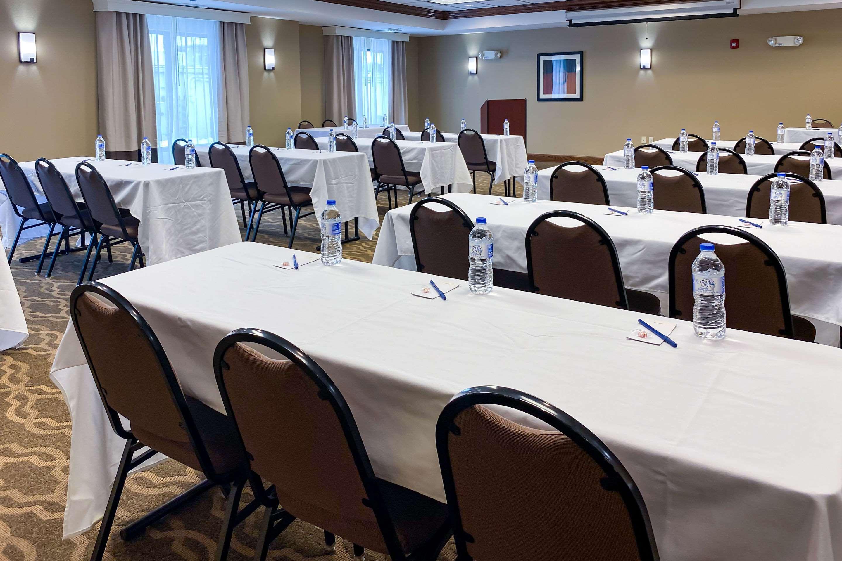 Comfort Suites Oshkosh Bagian luar foto