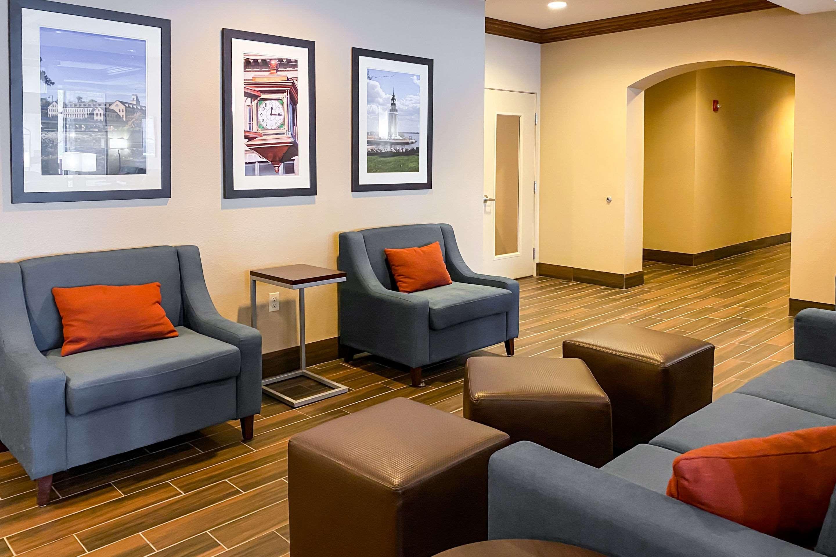 Comfort Suites Oshkosh Bagian luar foto