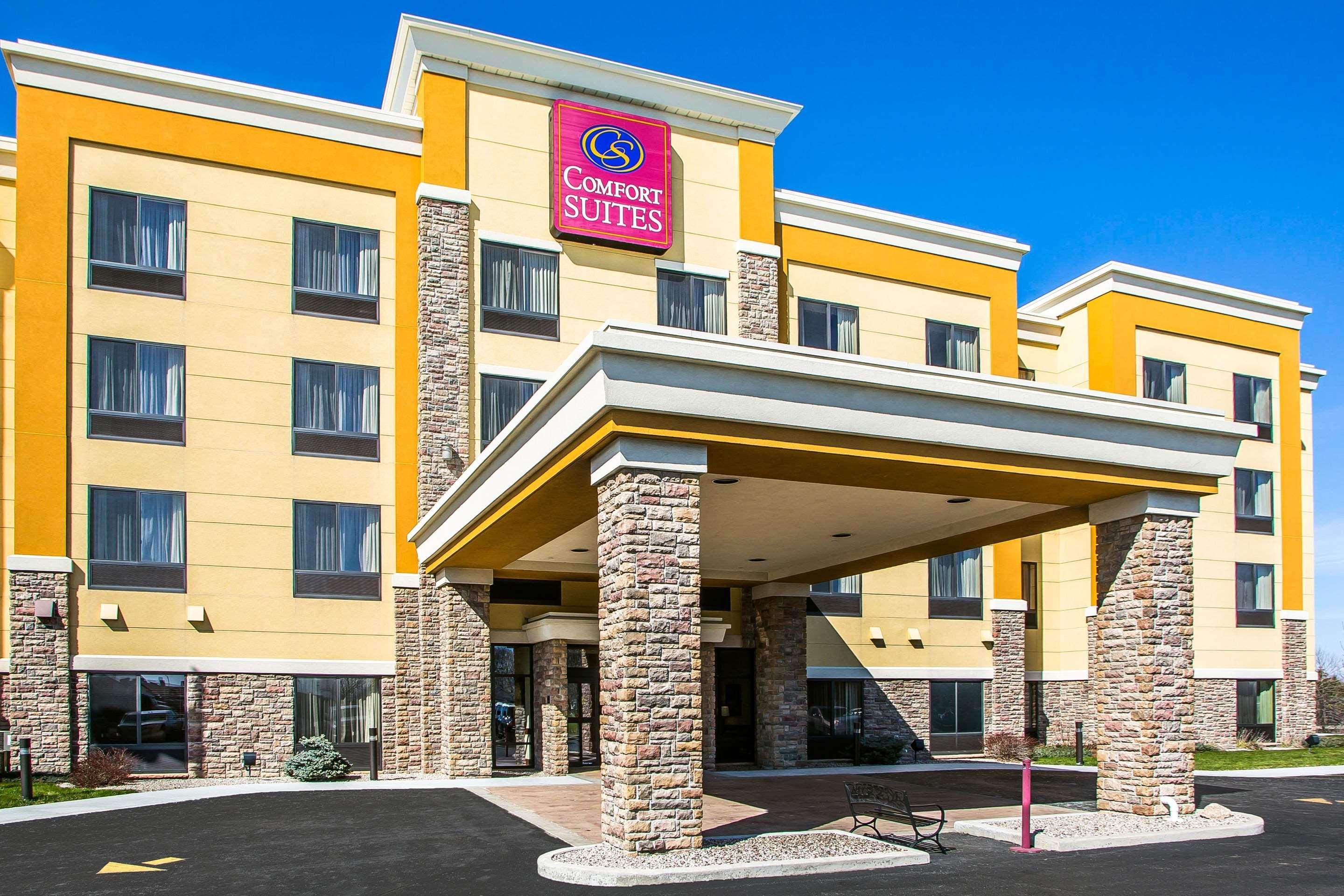 Comfort Suites Oshkosh Bagian luar foto