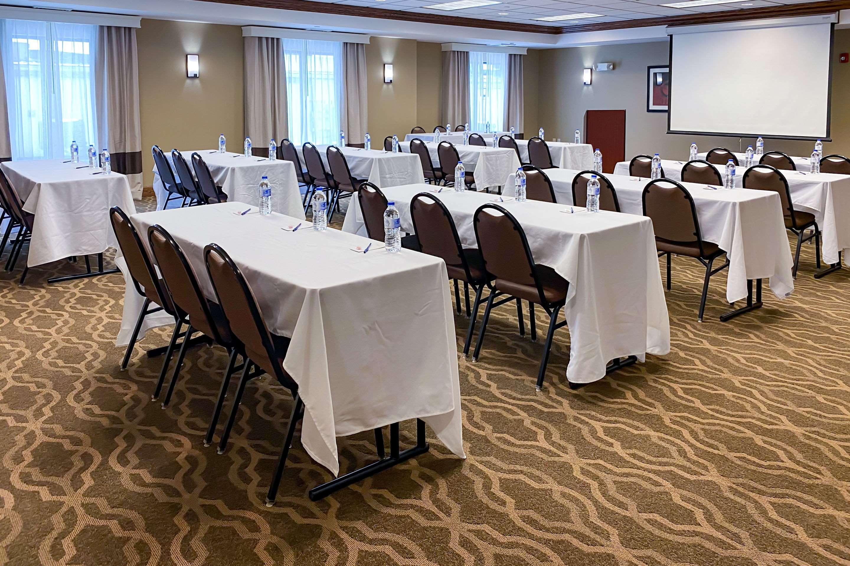 Comfort Suites Oshkosh Bagian luar foto