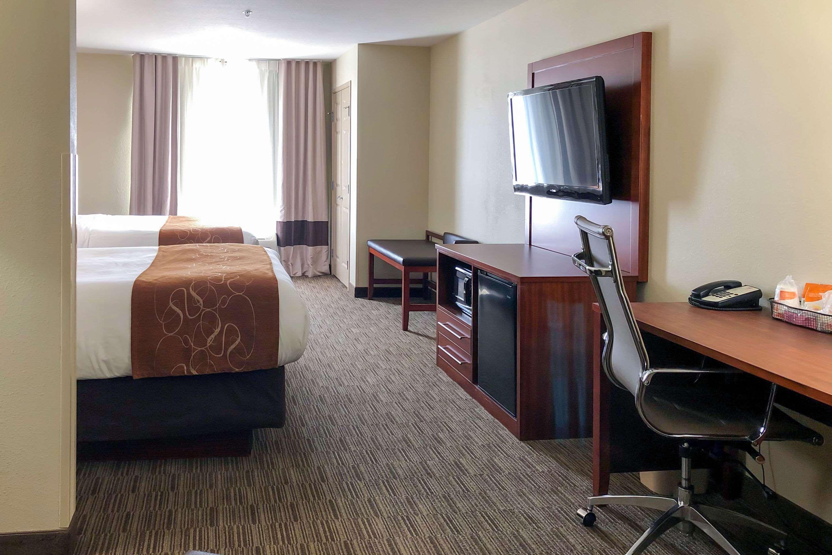 Comfort Suites Oshkosh Bagian luar foto