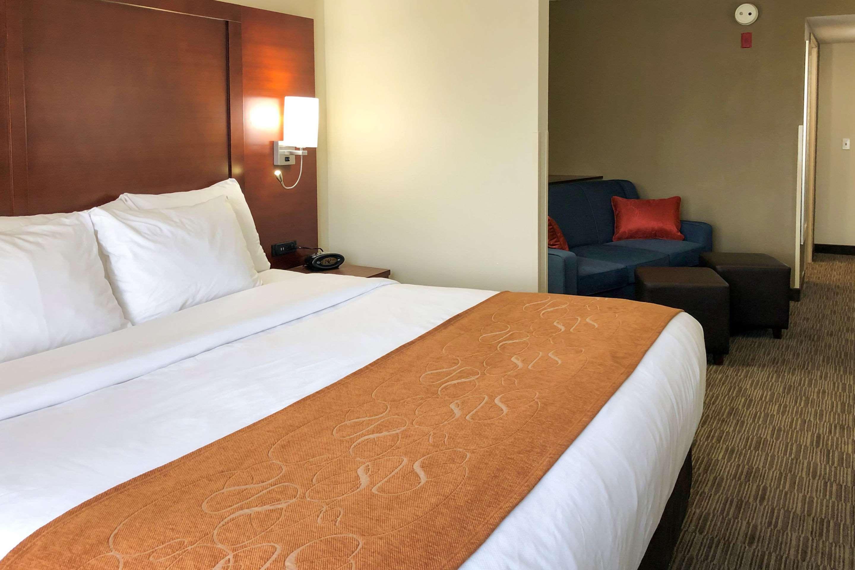 Comfort Suites Oshkosh Bagian luar foto