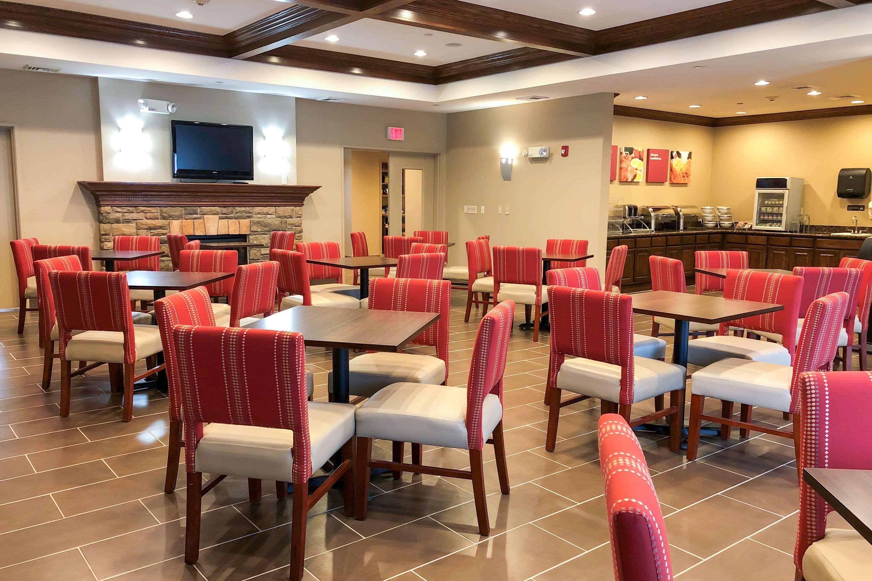 Comfort Suites Oshkosh Bagian luar foto