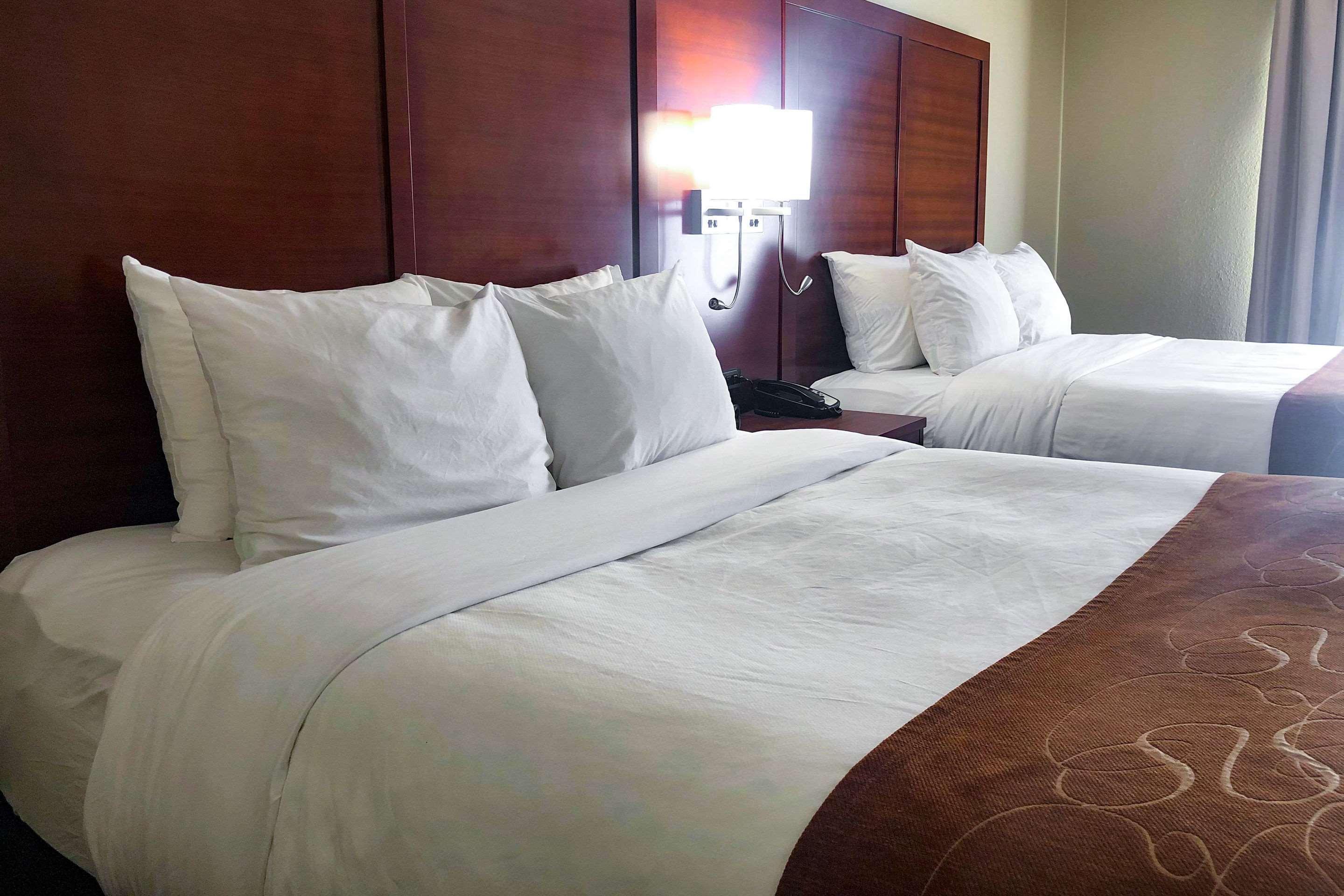 Comfort Suites Oshkosh Bagian luar foto