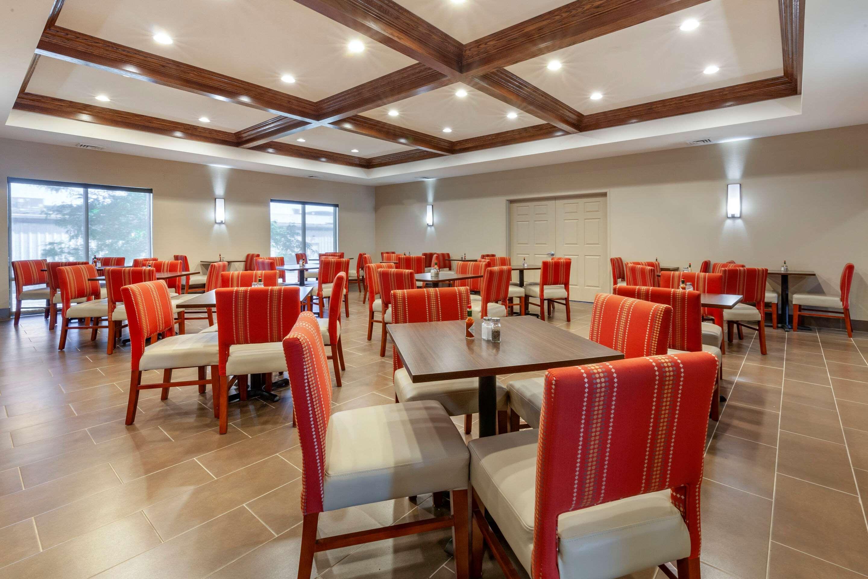 Comfort Suites Oshkosh Bagian luar foto