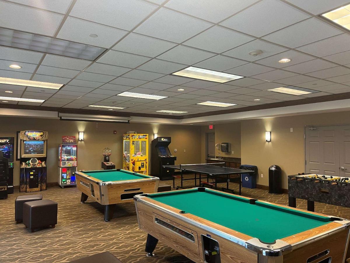 Comfort Suites Oshkosh Bagian luar foto