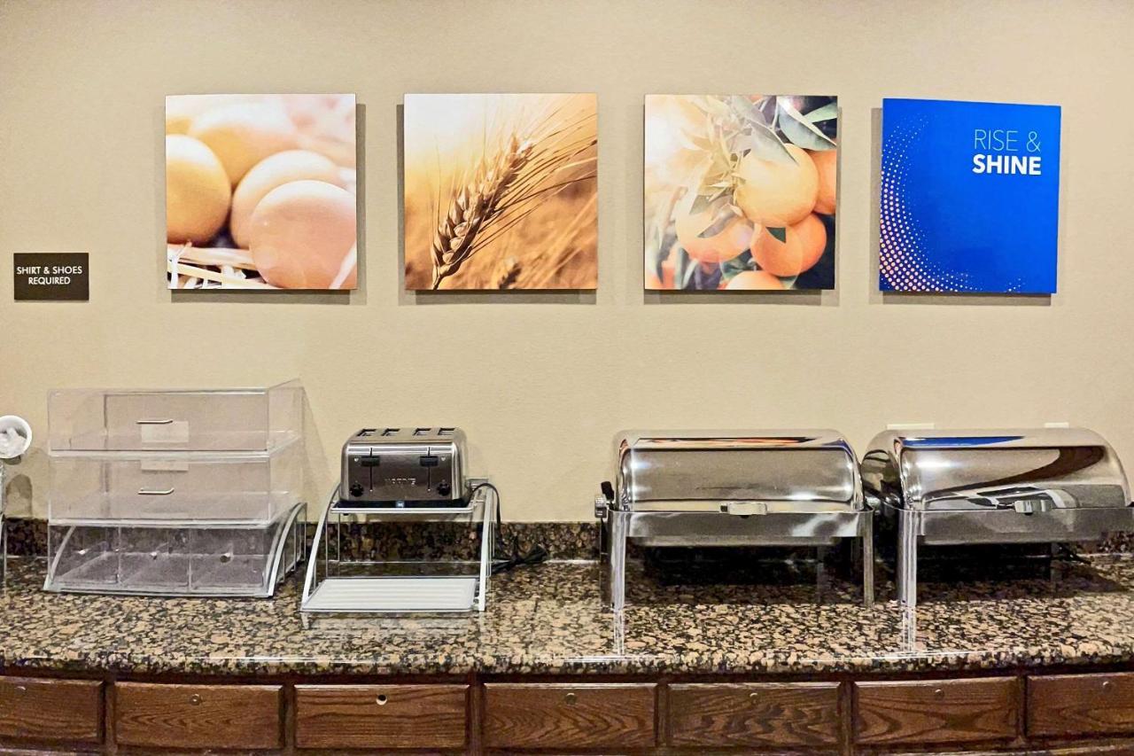 Comfort Suites Oshkosh Bagian luar foto